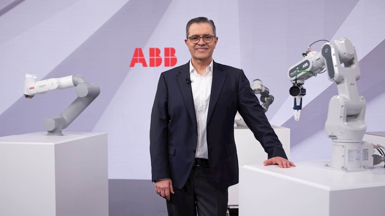 ABB集团机器人与离散自动化事业部总裁安世铭博士与新一代协作机器人（拍摄：Oliver Baer）